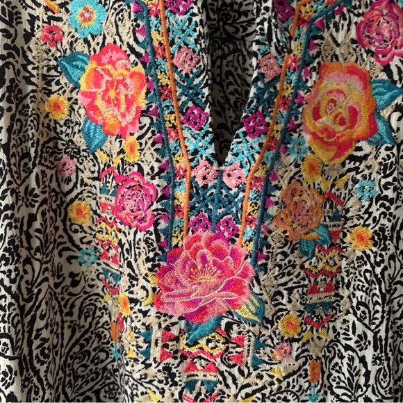 Women’s Blouse Savanna Jane. Size L. Black & White. Flowers Embroidered. - Picture 7 of 9